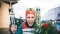 Das Bild zeigt Eric Frenzel mit Skiern und Blumen nach einem Sieg.